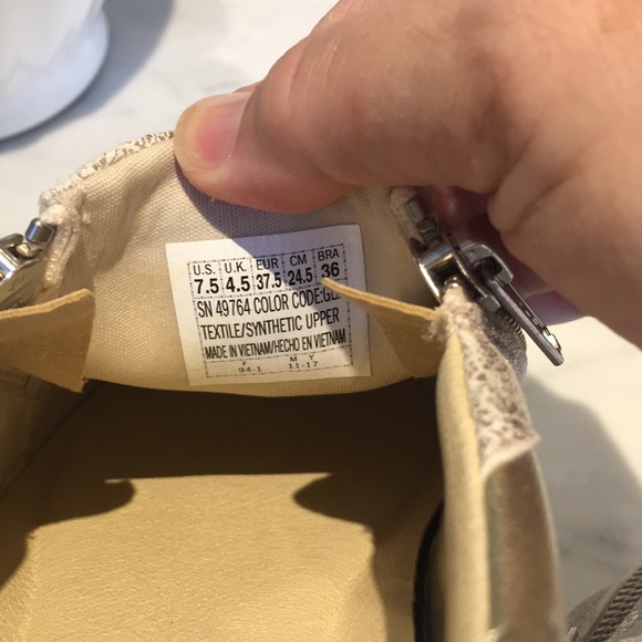 NWOT gold sketchers - Picture 4 of 4